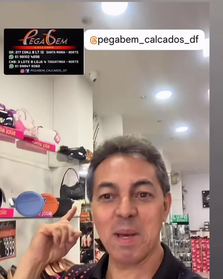 Fernando, da Pegabem, dentro da loja, de camisa preta do uniforme