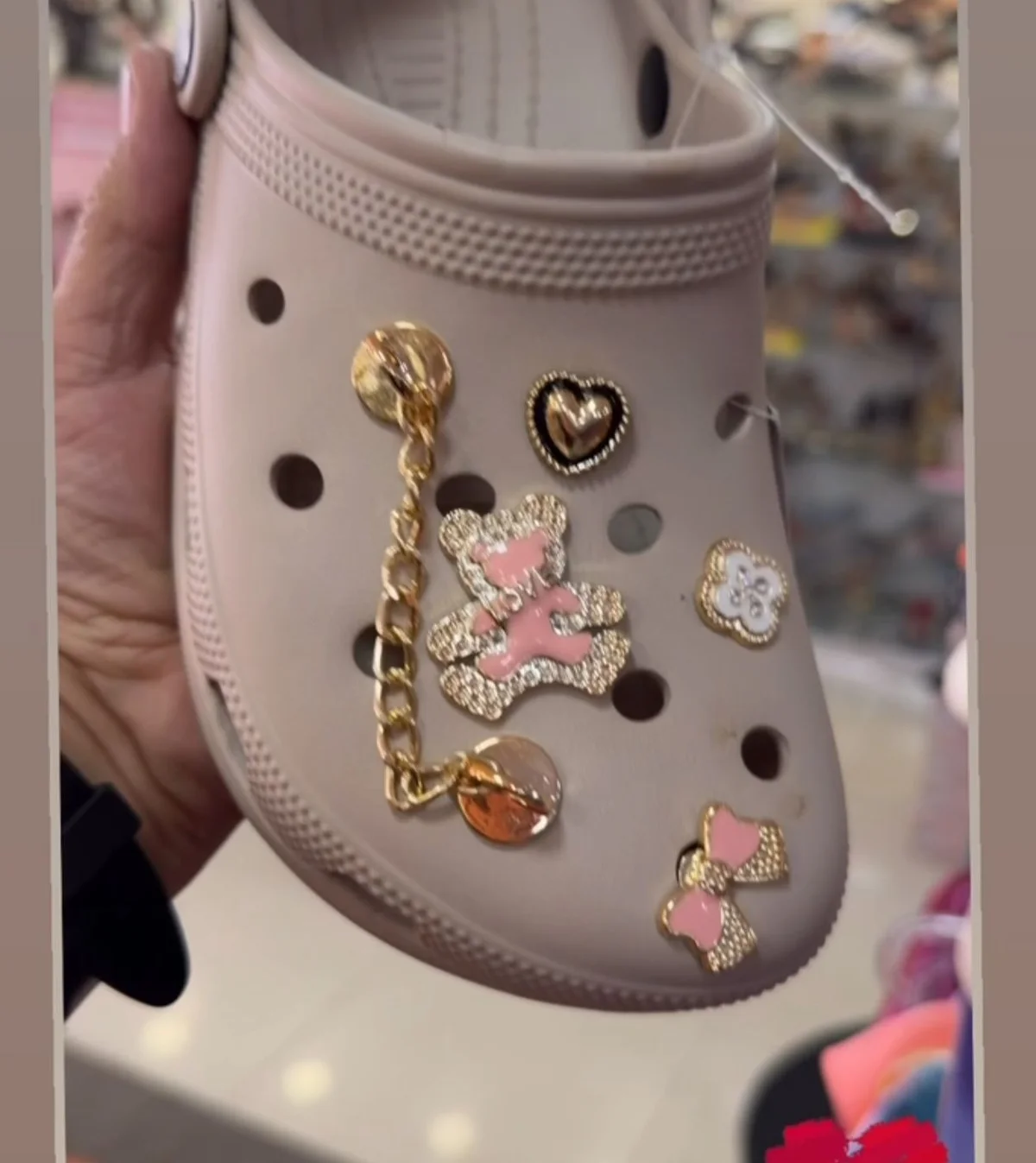 Babuche rosa com pins